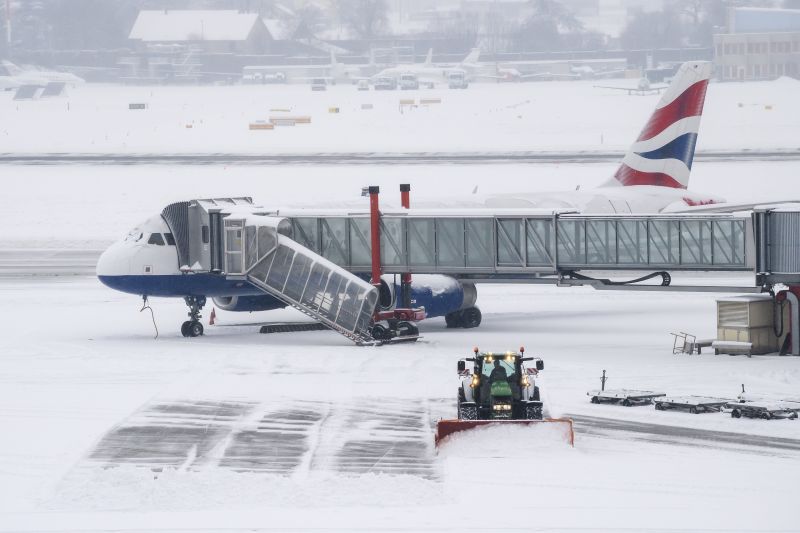 A pénteki légiforgalomban is fennakadást okoz a havazás Nyugat-Európában