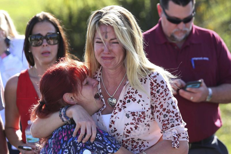 Tizenhét embert mészárolt le az amerikai iskolában a 19 éves volt diák