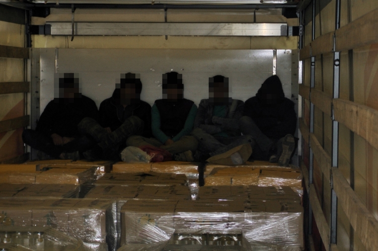 Öt afgán férfi próbált meg kamionban bújva Magyarországra jutni