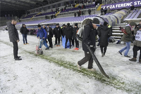 Elmarad az Újpest-Paks, alkalmatlan a havazás miatt a gyep a meccsre