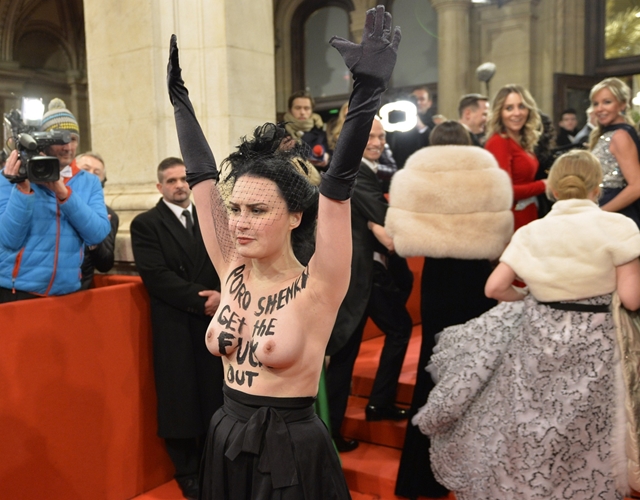 Egy fiatal nő félmeztelenül tiltakozott a bécsi operabálon
