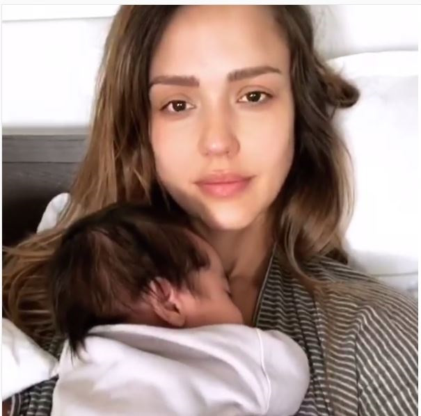Vi­deót tett közzé kisbabájáról Jessica Alba 