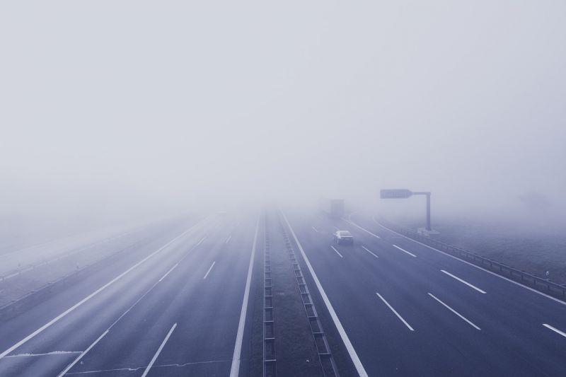 Ködfoltok és balesetek nehezítik a közlekedést péntek reggel