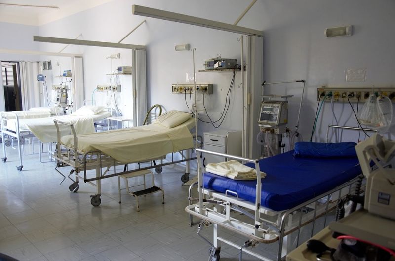 Egyre több kórházban rendelnek el látogatási tilalmat