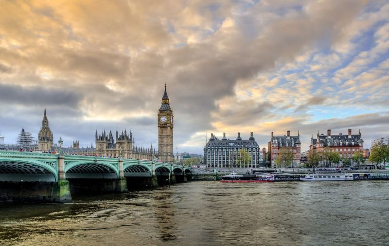 Gyanús anyagot tartalmazó csomagot találtak a londoni parlament közelében