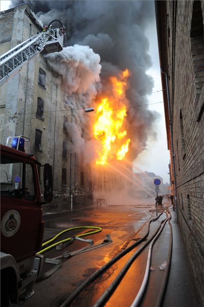 Életveszélyessé vált a kigyulladt IX. kerületi épület – a lángokat megfékezték, a környéken még nincs áram – fotó