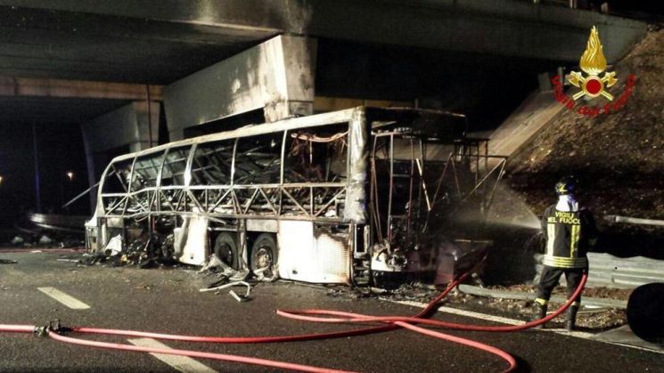 Veronai buszbaleset: nemcsak a sofőrök ellen folyik vizsgálat, más is szerepet játszhatott a tragédiában