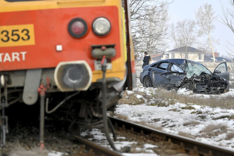 Megrázó képek: Debrecennél letarolta a vonat az autót 