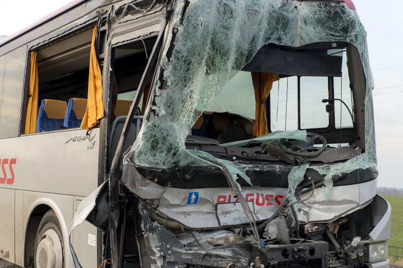 Kamion és busz ütközött kedden Jánossomorja és Bősárkány között
