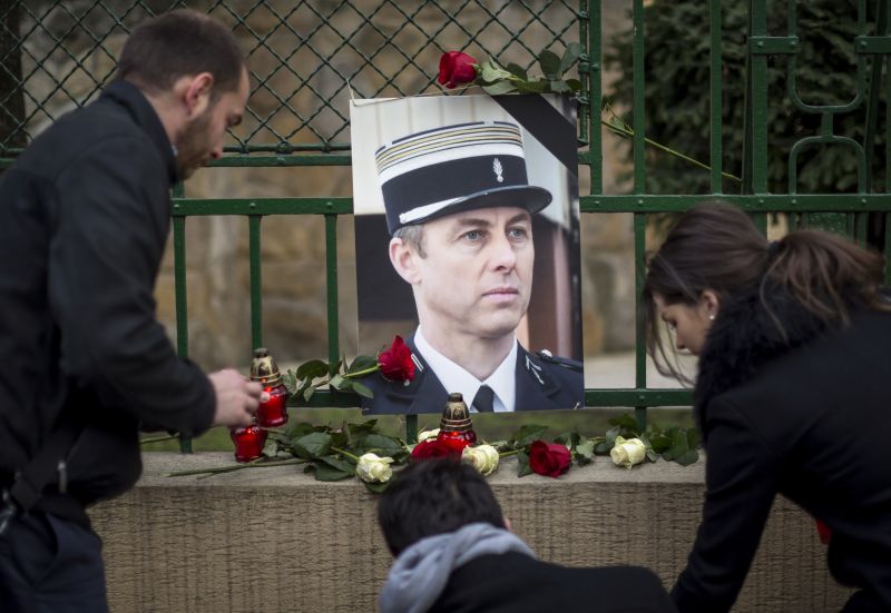 A terrortámadás áldozatává vált francia csendőrre emlékeztek Budapesten