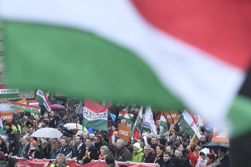 Orbán hazaküldte Sorost, Gyurcsány tárgyalásra hívta a Jobbikot, a kutyapárt aktivistái  az "űrbéli viszonyok megszüntetését" követelték, a diákok a jobb oktatásért tüntettek