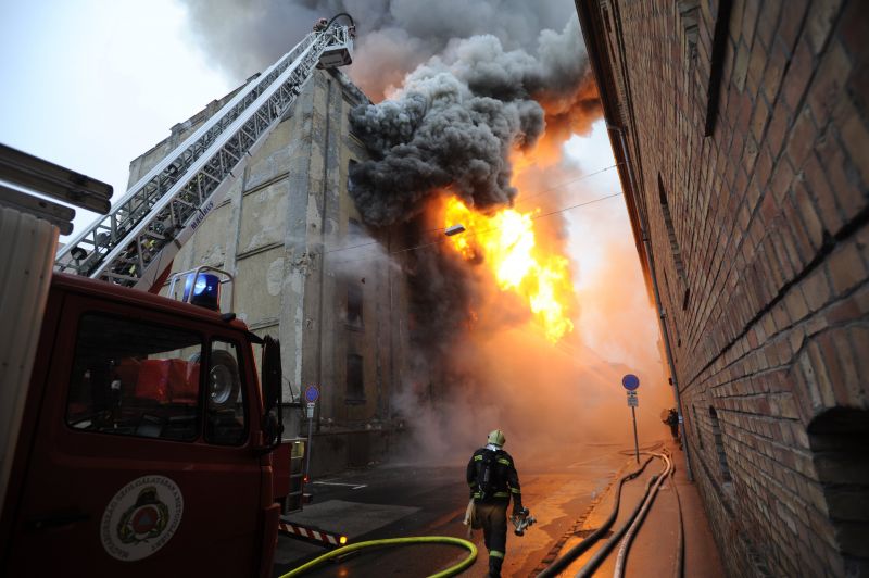 Lángokba borult egy raktárépület a Soroksári úton