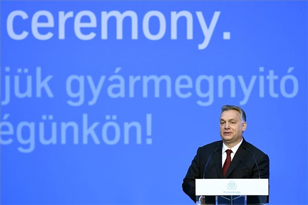 Orbán: Magyarországot agyonnyomná a migránsok pénzügyi terhe
