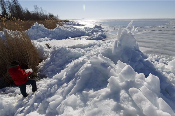 Belvíz és összetorlódott jég jellemzi a Balatont a kezdődő tavaszban