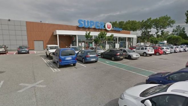 Túszokat ejtett egy fegyveres egy szupermarketben Franciaországban – lelőtték a támadót