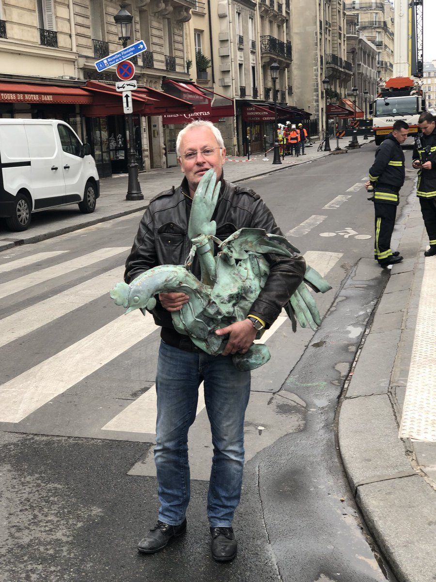 Csodával határos módon túlélte a kakas a Notre-Dame tűzvészét