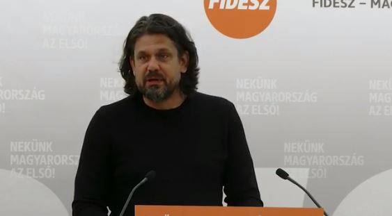 Deutsch Tamás: a Fidesz egyenes, tömör választ vár a migránskártyák ügyében – videó
