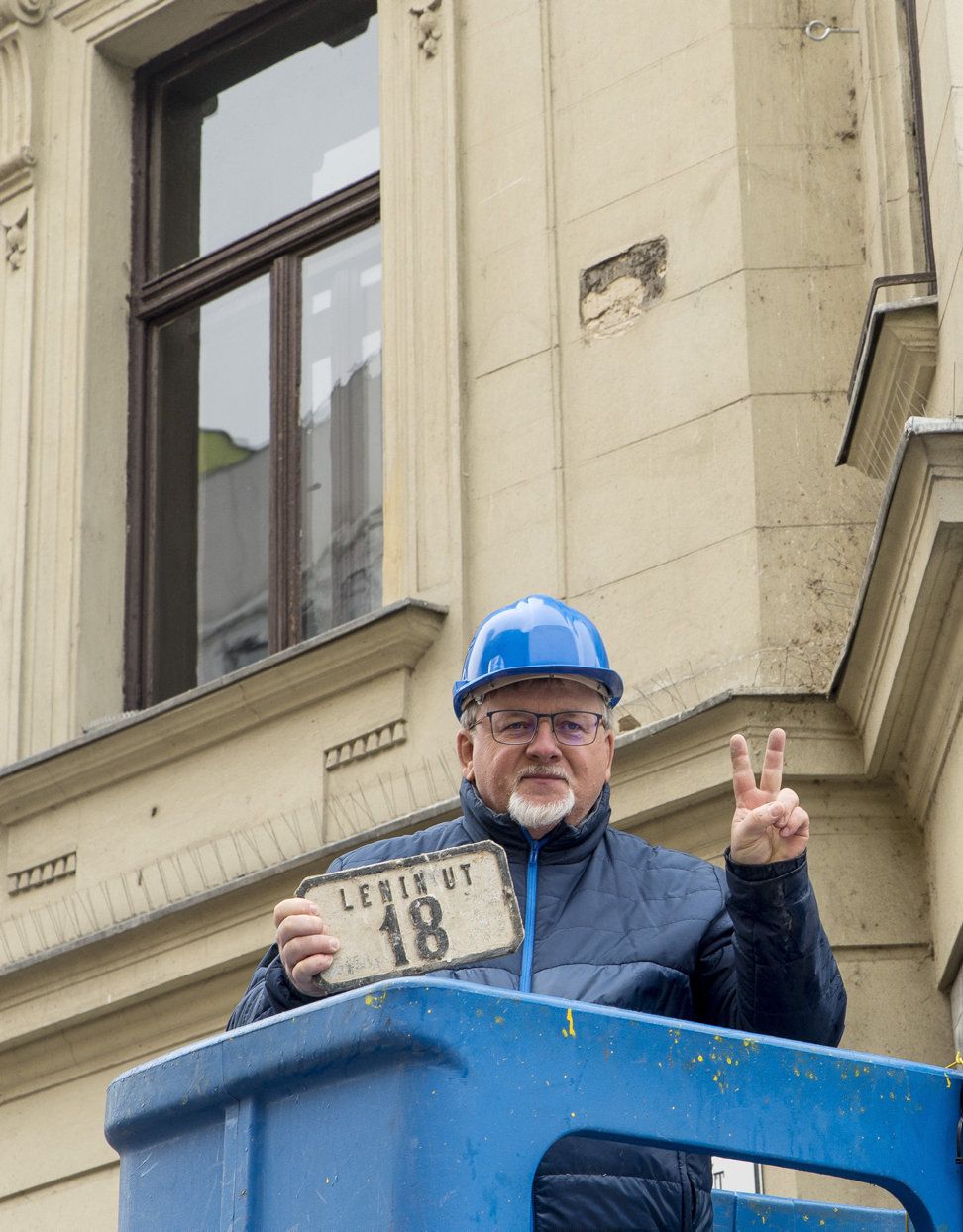 Győr fideszes polgármestere egy emelőkosárban, munkavédelmi sisakban emelkedett a magasba az ‘56-os műsor után – fotó 
