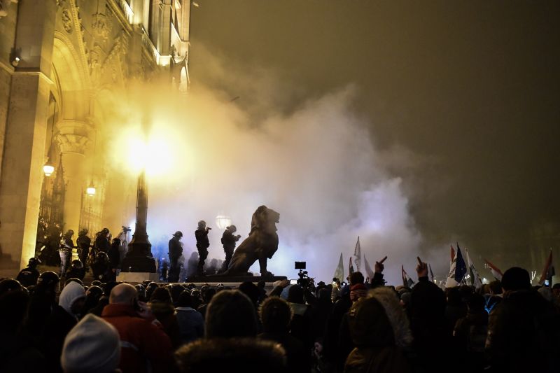 Mára is tüntetést szerveznek a Parlamenthez – a csütörtöki demonstráción volt ködgyertya, könnygáz és üvegdobálás is – videó