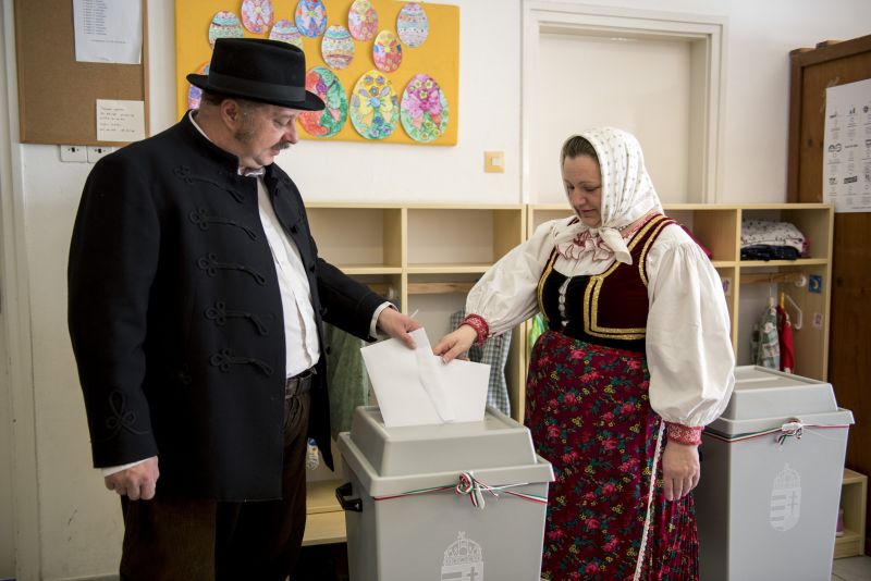 Lóháton ment szavazni egy hortobágyi csikós – fotó