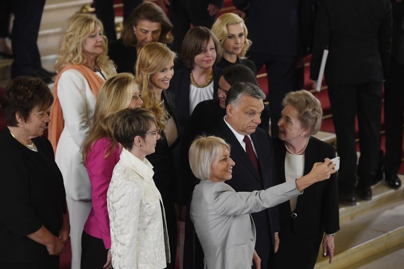 Ennyi nővel szelfizett ma egyszerre Orbán Viktor – fotó