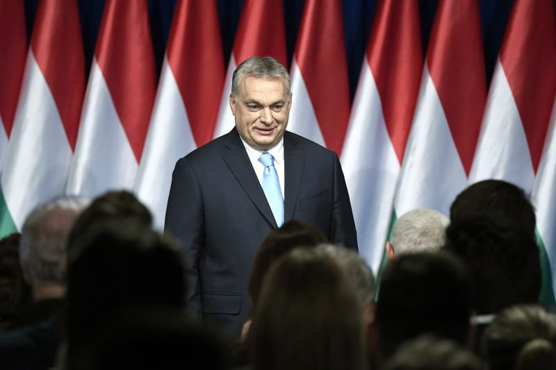 Orbán: "ha becsukjuk a szemünket, úgy járunk, mint a nyugatiak"
