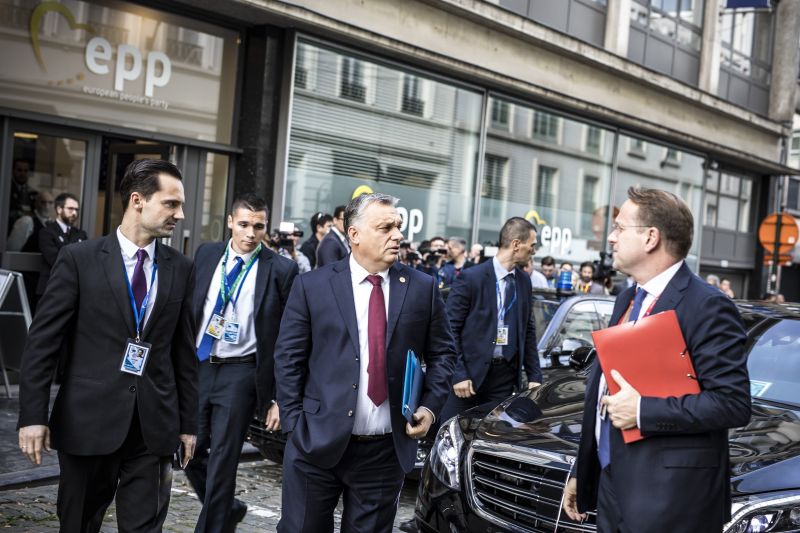 A Politico szerint Orbán "szokatlanul csendes" volt a mai brüsszeli csúcstalálkozón 