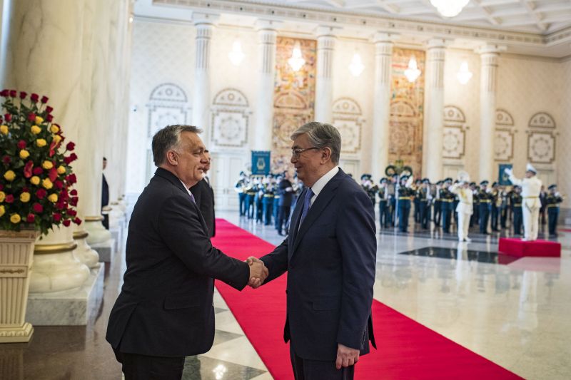 Pompában nem volt hiány Orbán kazahsztáni fogadásán