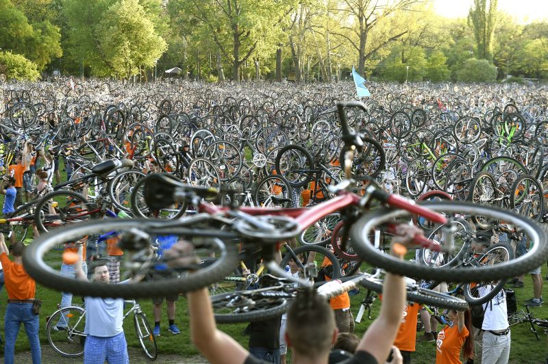 Többezren emelték magasba a biciklijüket a Városligetben