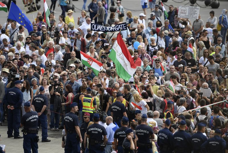 Tüntetés és sípkoncert kíséretében alakult meg az új parlament –  házelnöknek választották Kövér Lászlót – videó