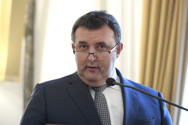 Palkovics két államtitkárát is leváltották
