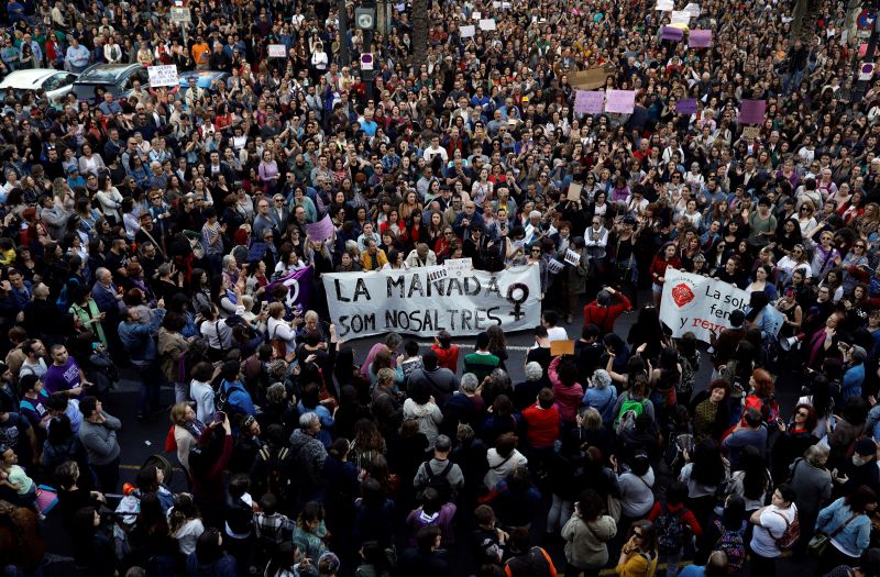 Több ezren tiltakoztak Spanyolországban egy szexuális bűncselekmény enyhe ítélete miatt