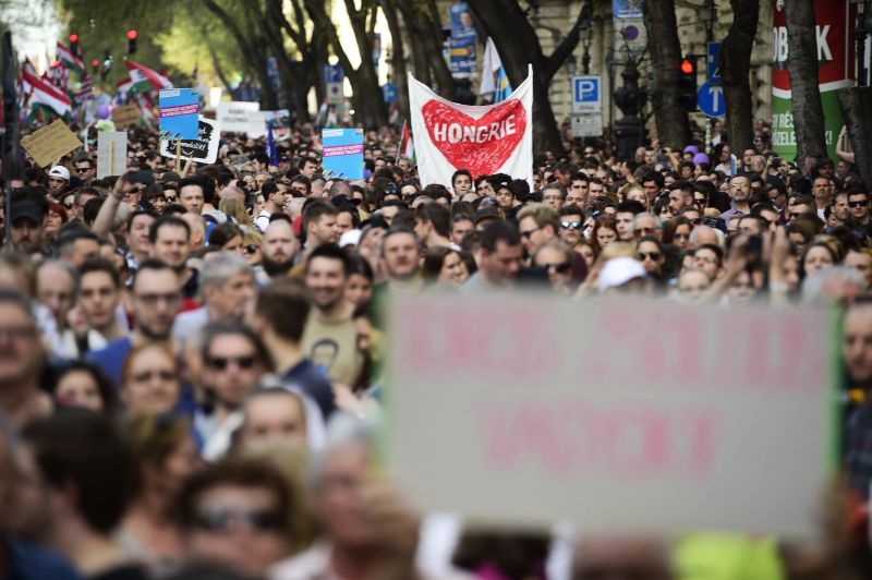 Az Oktogontól a Deák térig tart a Fidesz ellen tüntető tömeg