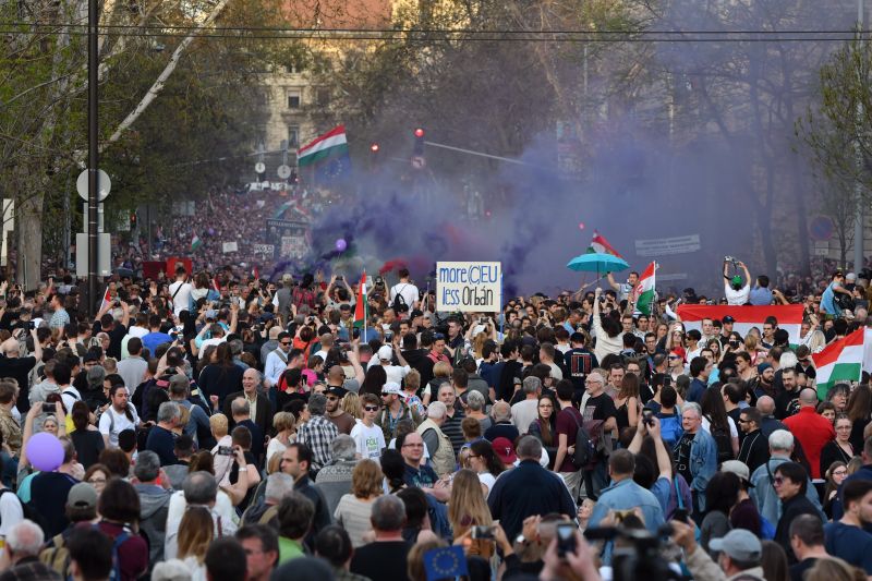 Az Oktogontól a Deák térig tart a Fidesz ellen tüntető tömeg