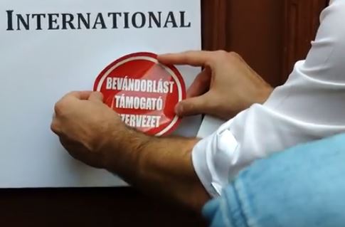 Ezt a matricát ragasztotta Hollik István az Amnesty International budapesti irodájának ajtajára – videó