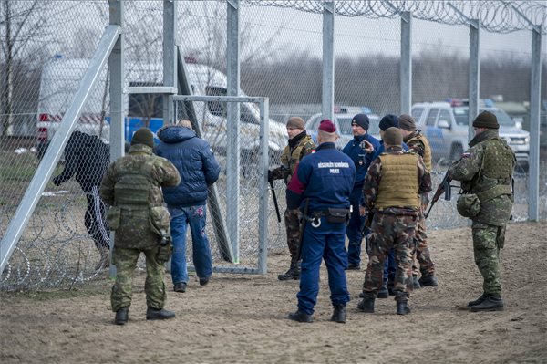 Összesen négy migránst fogtak el a rendőrök a hétvégén, másik négyet pedig a határ előtt megállítottak