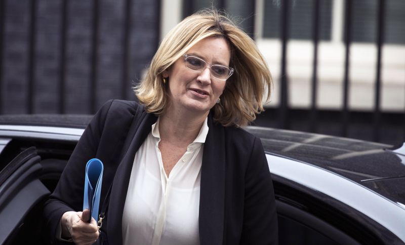 Bevándorlási botrányba bukott bele a brit belügyminiszter