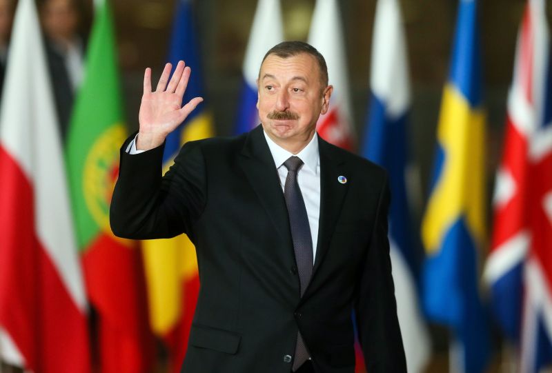 Az azeri diktátor európai politikusokat kent meg, hogy kedvezőbb legyen a kép az országáról