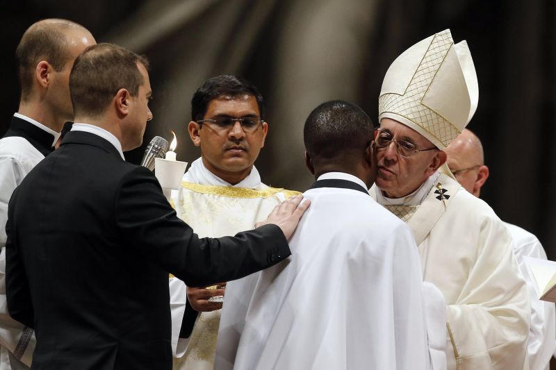 A pápa megkeresztelt egy migránst, aki szembeszállt az áruházi rablóval