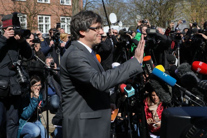 Szabadlábra helyezték Carles Puigdemont volt katalán elnököt Németországban