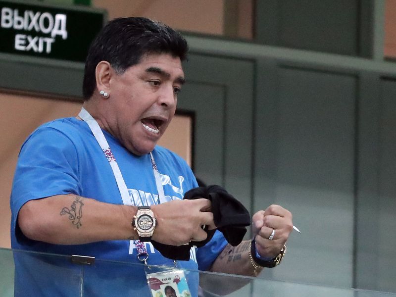 Brutális videó – Maradona úgy piált a privát gép fedélzetén, mintha nem lenne holnap