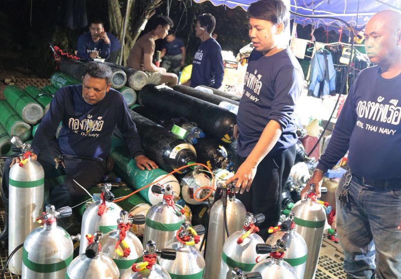 Gyorsan halad a mentés: már 11 gyermeket kimentettek a thai barlangból –  még egy fiú és a fociedző van lent – videó