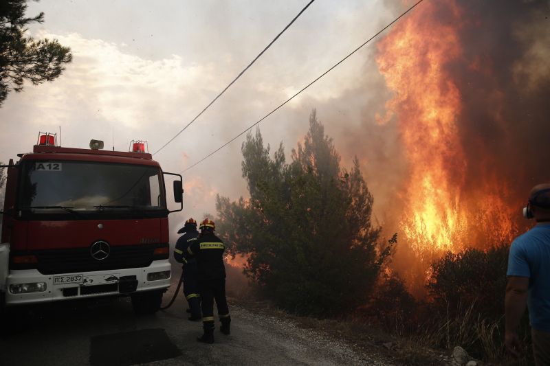 Pokoli tűz pusztít Görögországban – legalább 60 halálos áldozata van a futótűznek – menekülés közben, az autópályán is többen meghaltak – videó