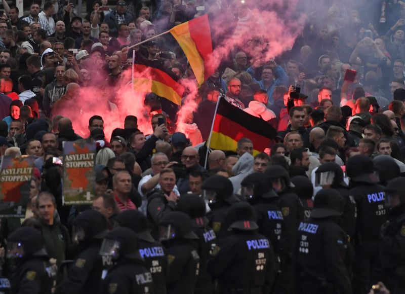 A chemnitzi tüntetéseken 18 ember sérült meg – vasárnap is tartanak megmozdulásokat
