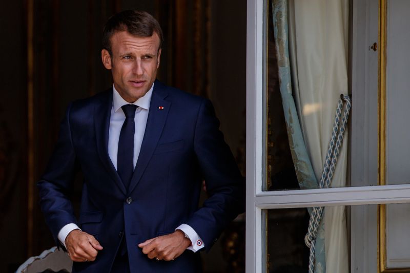 "Előfordult, hogy velem volt a fegyverem, amikor az elnököt kísértem" – a francia elnök elbocsátott munkatársa ugyanakkor tagadja, hogy Macron testőre volt