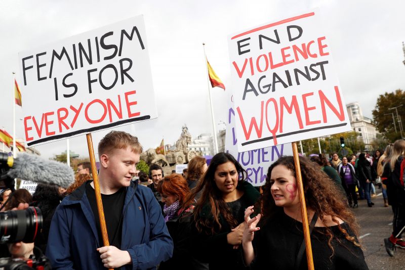 Ezrek vonultak utcákra Spanyolországban a nők elleni erőszak megszüntetését követelve