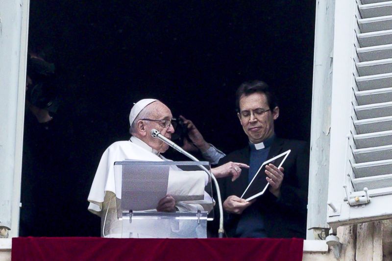 Ferenc pápa okostelefonos ima-alkalmazást indított el ma szokásos vasárnap déli beszéde közben