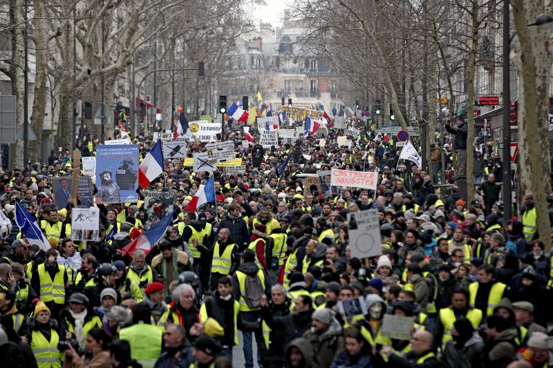 Francia zavargások – Macron népszavazást tervez