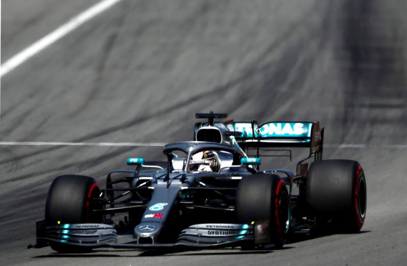 Hamilton győzött, ötödször is kettős Mercedes-siker