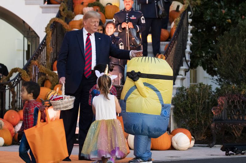 Trump és Melania egy gyerek fejére tette a csokikat halloweeni édességosztás címén – videó 